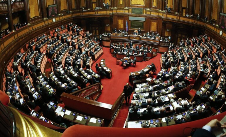 Il Decreto lavoro è legge: dentro il “salario giusto”, ma è scontro sui contratti della sanità privata e i vincoli stagionali