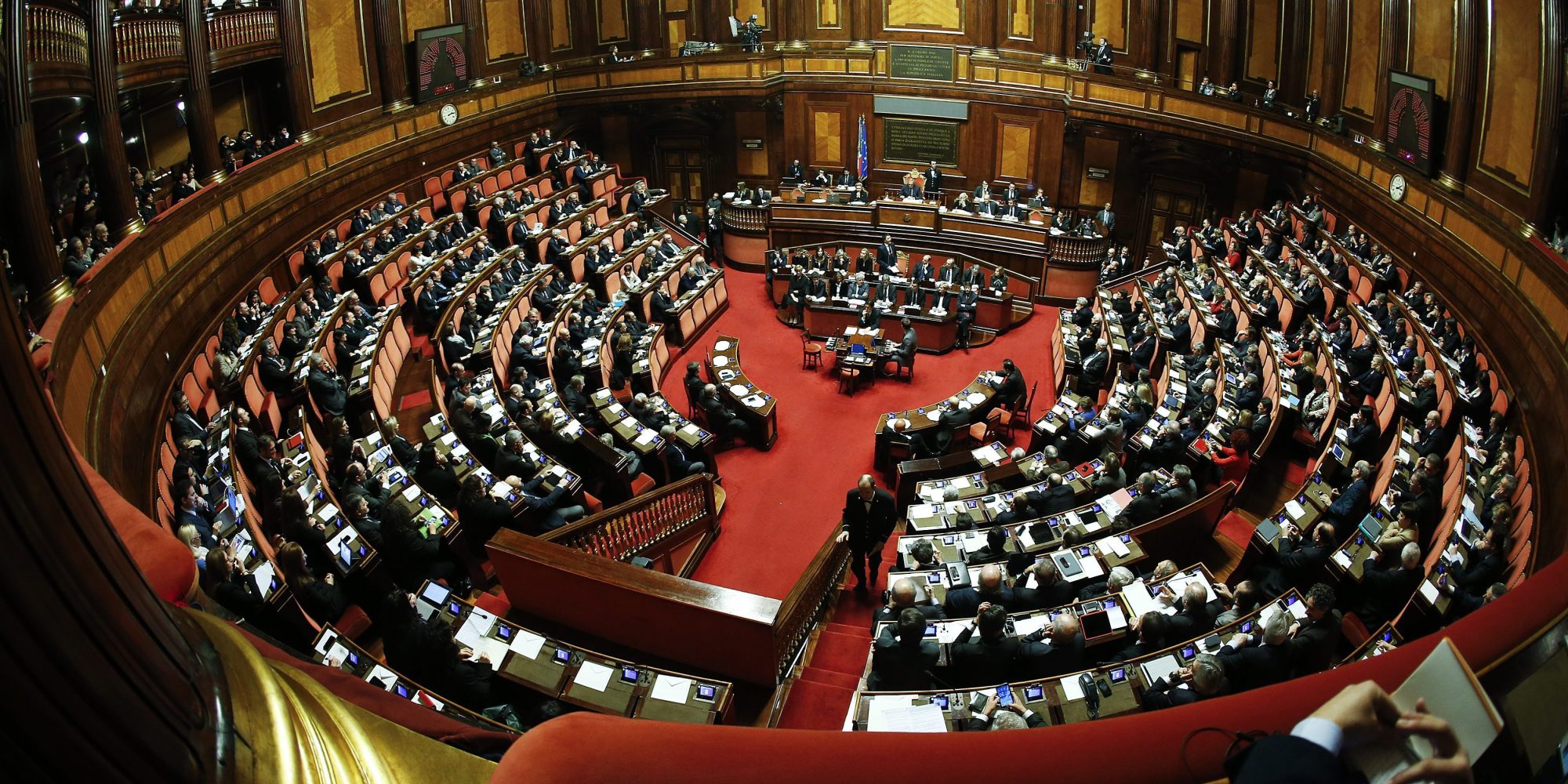 Il Decreto lavoro è legge: dentro il “salario giusto”, ma è scontro sui contratti della sanità privata e i vincoli stagionali